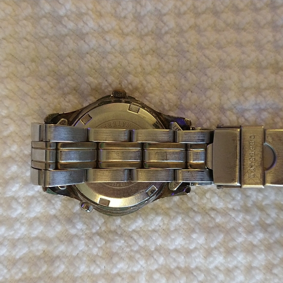 GUC Guess waterproof silver and gold chain link watch. - Picture 6 of 9